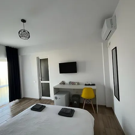 Glow De Inchiriat בית הארחה קוסטינסטי