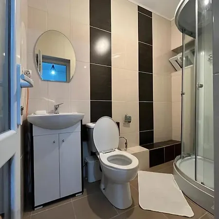 Glow De Inchiriat בית הארחה 3*