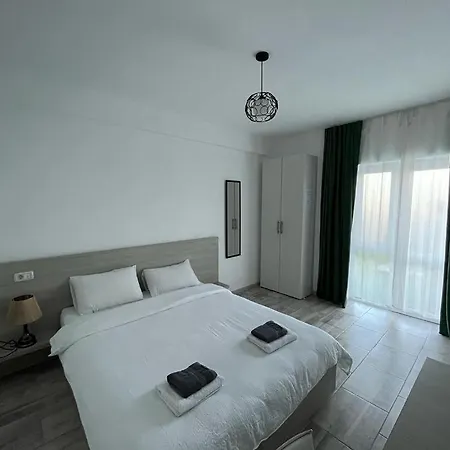 Glow De Inchiriat בית הארחה קוסטינסטי