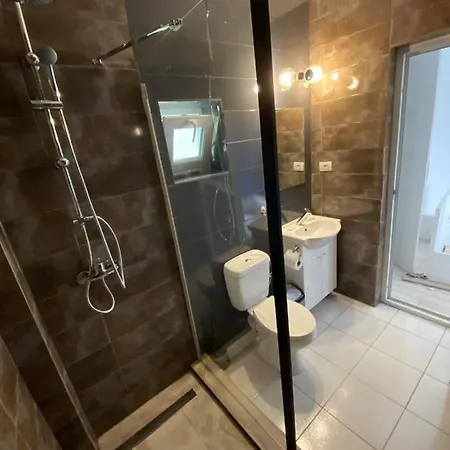 Glow De Inchiriat בית הארחה