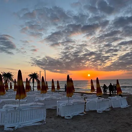 Glow De Inchiriat בית הארחה 3*