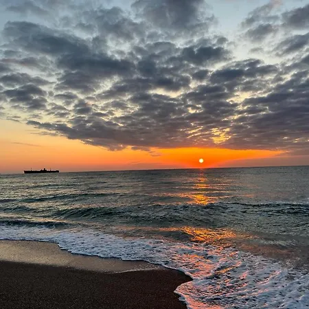 Glow De Inchiriat בית הארחה קוסטינסטי