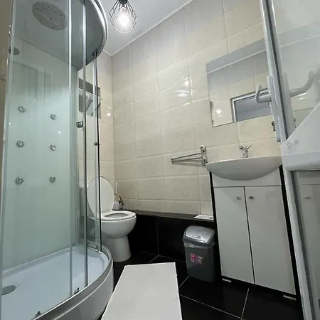 Glow De Inchiriat בית הארחה קוסטינסטי