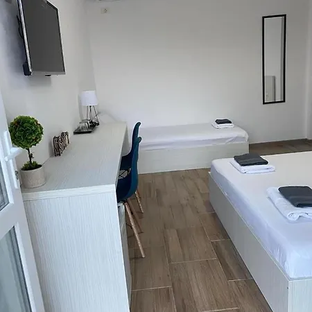 Glow De Inchiriat בית הארחה קוסטינסטי